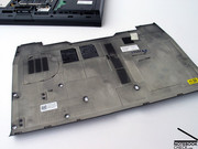 ...lässt sich die großzügige Wartungsklappe aus Magnesium an der Unterseite des Notebooks abnehmen.