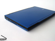 Neben dem üblichen, unauffälligem schwarzen Business-Look, ist das Notebook wahlweise auch mit roter oder blauer Lackierung erhältlich.