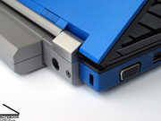 Überaus robust sind auch die massiven Metall-Scharniere ausgefallen, die leichtes Spiel mit dem 13-Zoll Display haben.