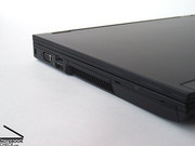 Mit einem digitalen Display Port, einer eSATA Schnittstelle sowie 3 USB Ports bietet das Gerät nahezu die Ausstattung von 15.4 Zoll Kollegen.