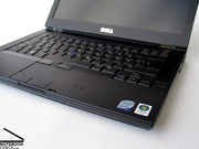 Optisch ist das Dell Latitude E6400 praktisch nicht von seinem Workstation Kollegen Precision M2400 zu unterscheiden.
