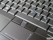 Das Tippgefühl ist als eher ruckelig zu beschreiben wobei auch eine geringe Durchbiegung der Tastatur unter Druck beobachtet werden konnte.