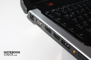 Dort befinden sich auch die vielen Monitoranschlüsse, beispielsweise ein HDMI-Ausgang und ein DisplayPort.