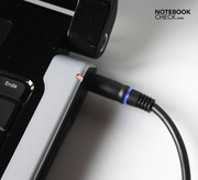 Im Kabel des Netzteils ist eine LED eingearbeitet, die zeigt, ob das Netzteil mit dem Stromnetz verbunden ist.