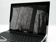 Beim Display entschied man sich bei Dell für eine spiegelnde TrueLife Variante im "edge to edge" Design.