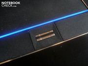 Zwischen den Touchpadtasten ist ein Fingerabdrucksscanner angebracht.