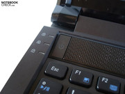 Die Powertaste muss relativ lang gedrückt werden, bevor das Notebook startet.
