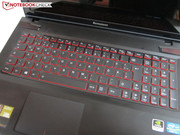 Die (deaktivierbare) Tastaturbeleuchtung lässt sich in zwei Stufen regeln.
