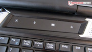 Das optische Laufwerk wird mit dem rechten Button geöffnet (keine mechanische Auswurftaste).