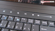 Über der Tastatur befindet sich eine berührungsempfindliche Leiste.