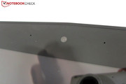 Über dem Bildschirm sitzen eine Webcam und zwei Mikrofone.