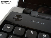 Der runde Powerbutton ist ein Markenzeichen der Aspire-Notebooks.