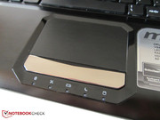 Unter dem Touchpad befinden sich fünf Statuslämpchen.