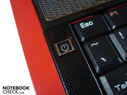 Die Powertaste befindet sich links neben der Tastatur