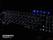 Die Tastatur wird weiß beleuchtet. Die Intensität lässt sich regeln