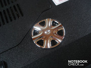 Silbern glänzender Subwoofer auf dem Gehäuseboden