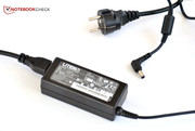 Das Netzteil liefert 65 Watt.