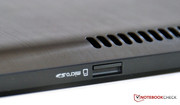 An der Oberseite kann eine Micro-SD-Karte eingeschoben werden.