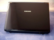 "Spieglein, Spieglein an der Wand,..." Auch das Samsung R560 zeigt die in letzter Zeit stark in Mode gekommenen Hochglanzoberflächen bei Notebooks.