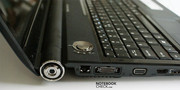 Das Design, den Stromanschluss in diese Struktur nahe den Schanieren einzubetten wurde von Sony entwickelt und von einigen Notebookherstellern nachgeahmt.