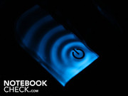 Der Power-Schalter leuchtet in Blau.