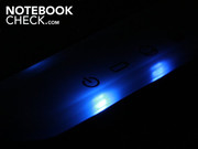 Neben Power und WLAN/Bluetooth leuchten auch die Status LEDs mit einer gewissen Streuwirkung.