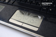 Das Touchpad führt das Drachendesign fort.