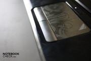 Die Touchpadtasten in Chromoptik sind schmutzanfällig.