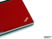Die rote LED im Logo hebt sich nicht so stark ab, wie