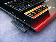 Zur Ausstattung des Samsung R560 zählt außerdem auch ein ExpressCard Slot sowie ein Memorystick/SD Cardreader.