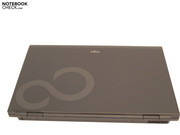 Ein Entertainer von Fujitsu im eleganten Design. Schwarzer Hochglanzlack mit Muster am Bildschirmdeckel...