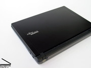Schwarz und Grau dominieren die farbliche Gestaltung des Notebooks, und auch bei der Formgebung gibt man sich streng konservativ.