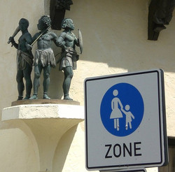 Fußgängerzonen können ganz schön gefährliche Orte sein.
