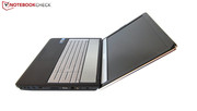 Die meisten Anschlüsse hat Asus auf der rechten Seite platziert.