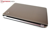 Das Notebook ist ungefähr vier Zentimeter hoch.