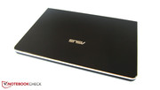 Das Multimedia-Notebook wiegt knapp 3.7 Kilogramm.