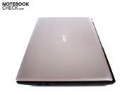 Zur Vorderseite hin wird das Notebook immer dünner.