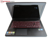 Lenovo setzt auf einen glänzenden Full-HD-Bildschirm.