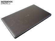 Mit einem Gewicht von 2.6 kg lässt sich das Aspire 5551G noch akzeptabel transportieren.