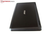 Hinten ist das Notebook knapp sechs Zentimeter hoch.