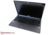 Im Gegensatz zum XMG A722 ist der Displayrahmen glänzend.