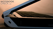 Besonders deutlich ist dies im Bereich der Scharniere als auch an der Vorderkante des Laptops der Fall.