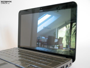 Das Display wurde mit einer spiegelnden Oberfläche im Edge-to-Edge Design versehen.