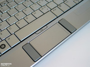 Etwas gewöhnungsbedürftig fällt allerdings das Touchpad aus, dessen Tasten an die Seiten gelegt wurden.