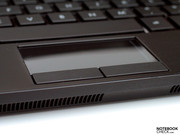 Die glatt lackierte Touchpad Oberfläche bietet einen nur schlechten Gleitkomfort.