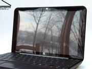 Für das Touchpad blieb nur mehr ein schmaler Streifen am Gehäuse, weshalb die Tasten an die Seiten weichen mussten.