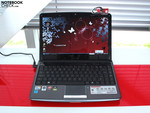 Notebookcheck.com | Das Glare-Type-LCD des Butterfly s spiegelt sehr und ist für Außeneinsätze nicht optimal.