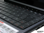 Die flache Tastatur sieht schick aus und geht auch haptisch und mechanisch in dieser Preis- und Leistungsklasse vollkommen in Ordnung.