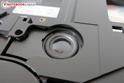 Unter der der Haube versteckt sich ein kleiner Subwoofer.