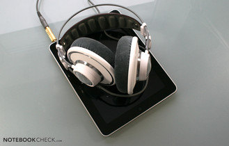 Mit hochohmigen Kopfhörern wie dem AKG K701 Reference ist die Ausgabe zwar deutlich leiser, mit maximalen Einstellungen jedoch ausreichend laut (jedoch mit wenig Spielraum für laute Umgebungen).
